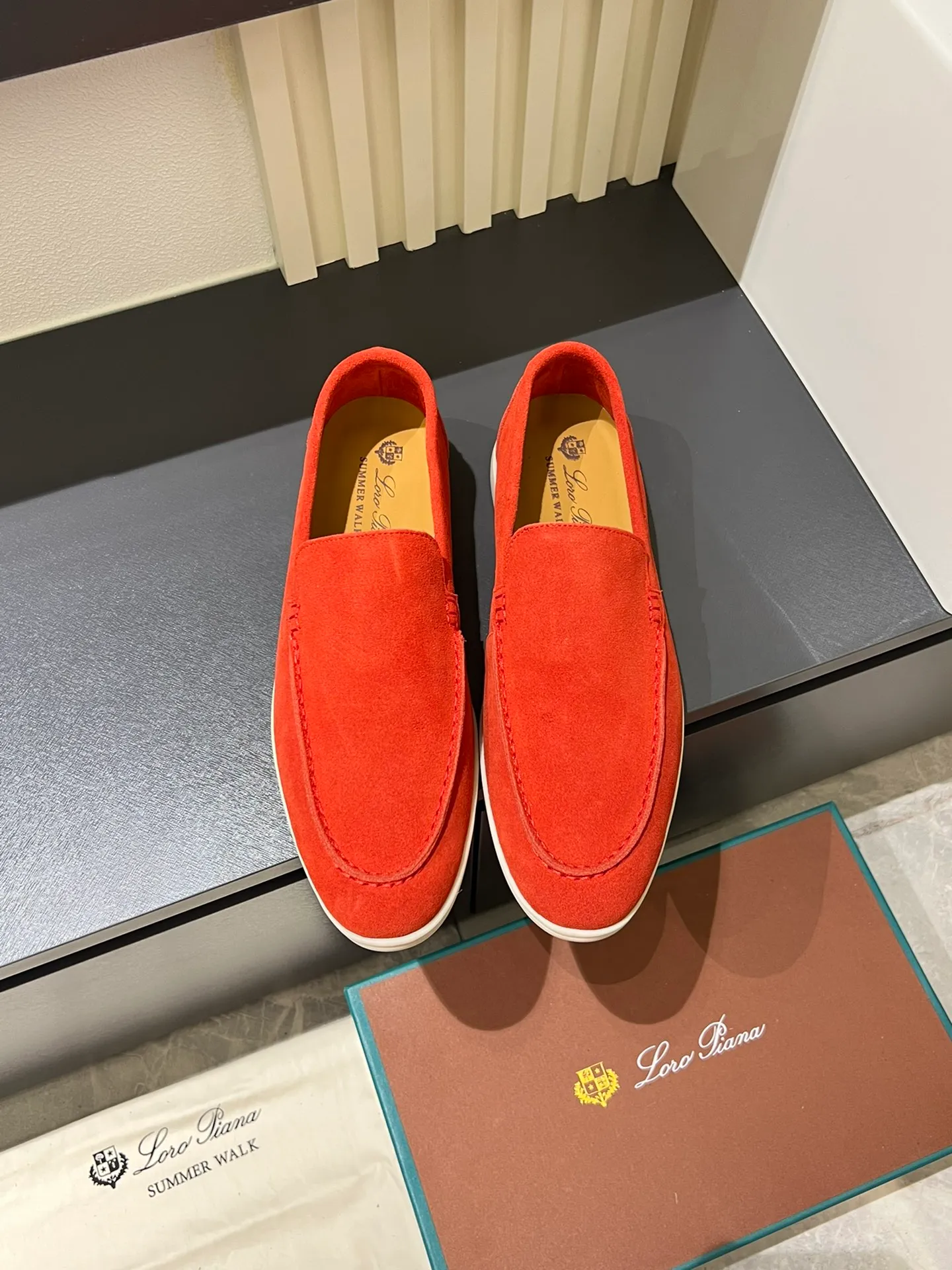 Men's shoes 💰p360 "Loro men's shoes 💰pian'*" Classic L men's shoes for couples 💰p Top version British flat loafers, a must-have item in old money style, the minimalist design is eye-catching and durable, a plus point for dressing The soft foot feel and texture are outstanding. They don’t scratch your feet and are very nice. They are matched with soft and waxy soles. They can be worn daily for a long time without getting tired. They are easy to wear, versatile and classic items, with perfect foot feel and texture! Imported cashmere fabric, the lining is made of imported A-grade water-dyed cow lining, the top version of the genuine leather midsole is sewn with pure handmade mark thread! Size: Female 35-40 (34. Customized) Male 38-44 (45.46. Customized)